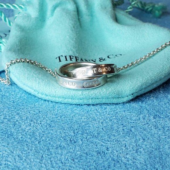 SOLD Interlocking Circles Necklace - Picture 4 of 11